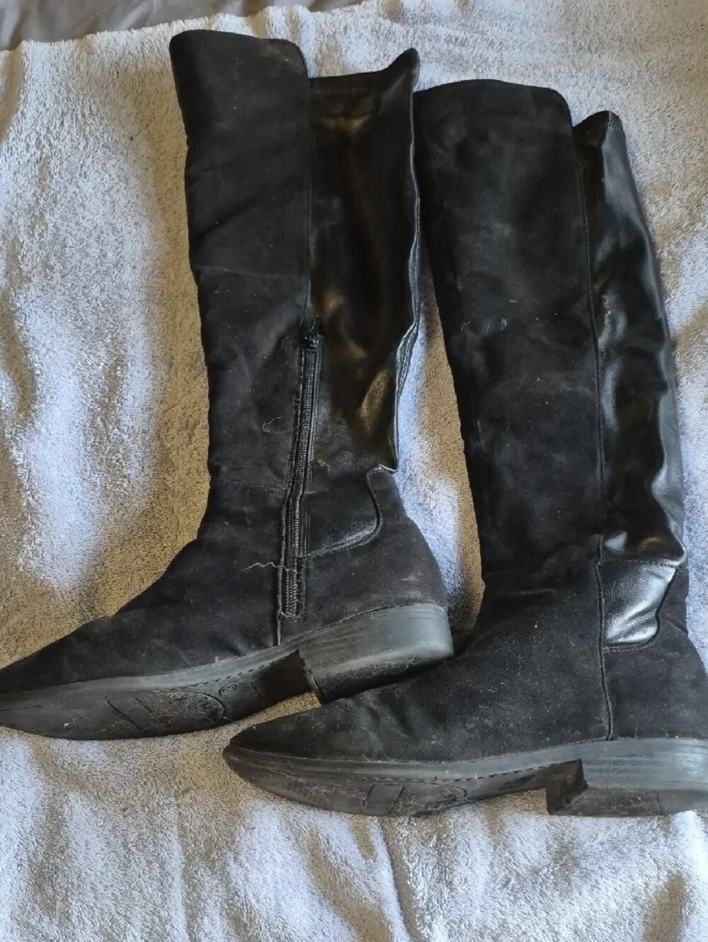 Black Knee-High Flat Boots - Classic Sleek Design